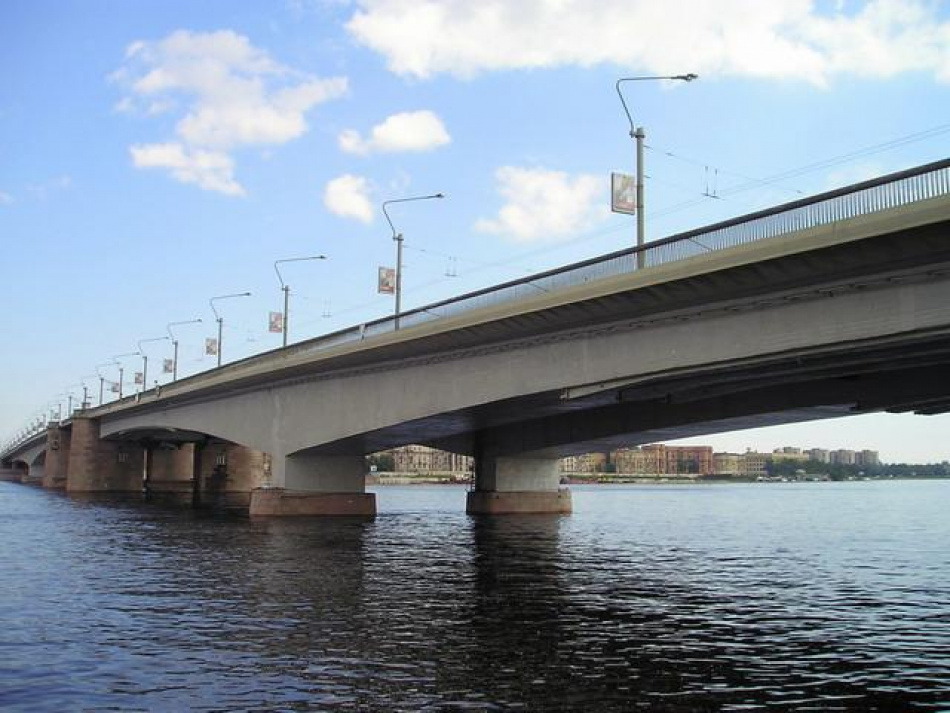 На мосту Александра Невского появилась выделенная трамвайная полоса 